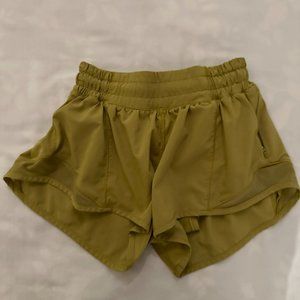lululemon athletica Hotty Hot Low-Rise Lined Short 2.5"